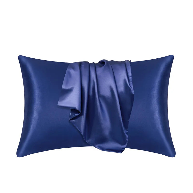 Taie d'oreiller bleu marine à plat sur fond blanc, avec le tissu satiné drapé sur le devant 10
