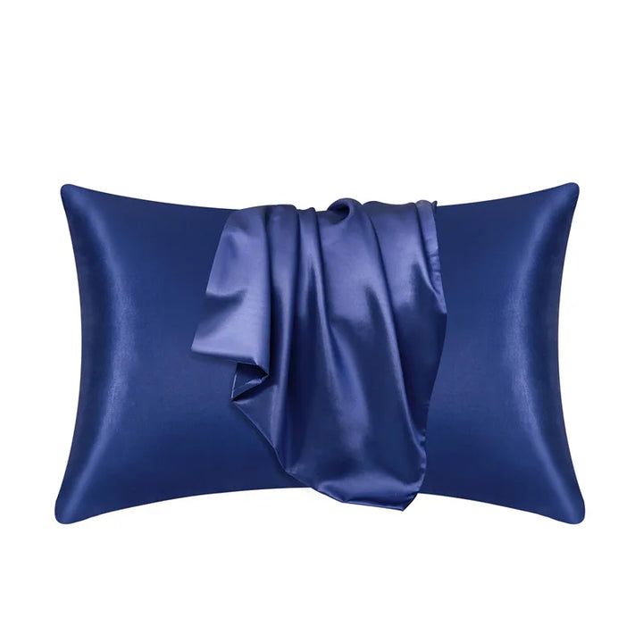 Taie d'oreiller bleu marine à plat sur fond blanc, avec le tissu satiné drapé sur le devant 10