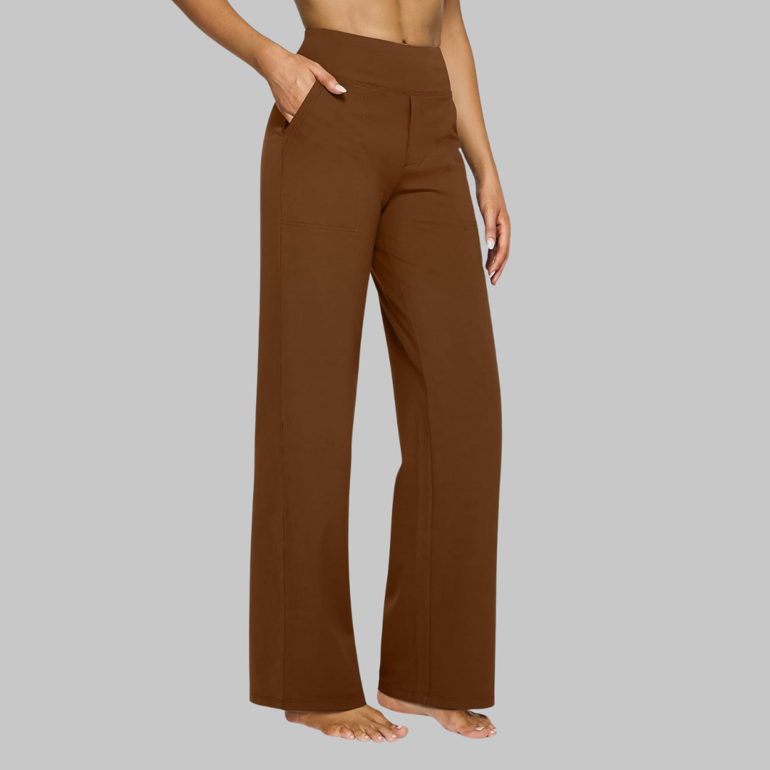 Pantalon marron caramel vu de trois quarts, porté par une femme pieds nus, une main dans la poche latérale. 13