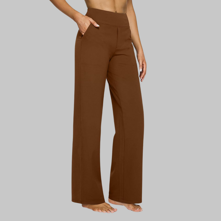 Pantalon marron caramel vu de trois quarts, porté par une femme pieds nus, une main dans la poche latérale. 13