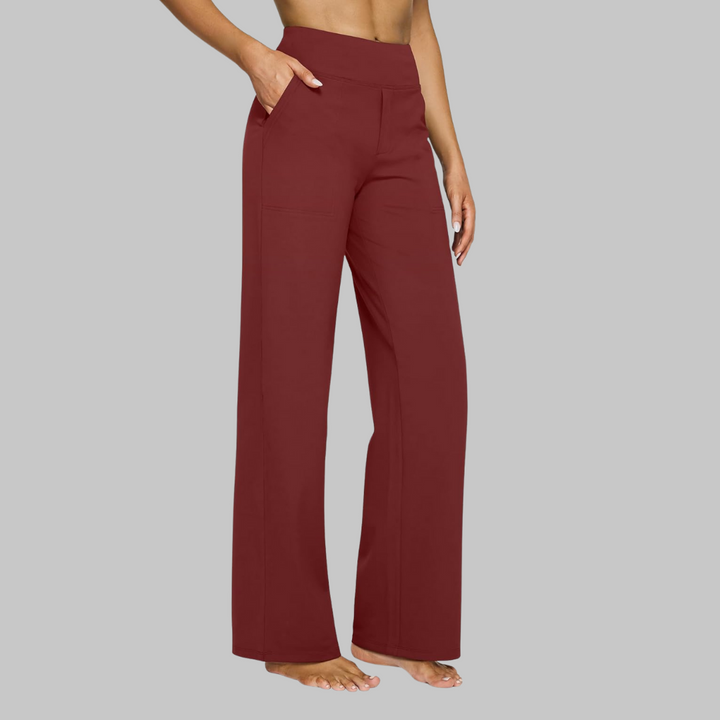 Pantalon bordeaux vu de trois quarts, porté par une femme pieds nus, une main dans la poche latérale. 11