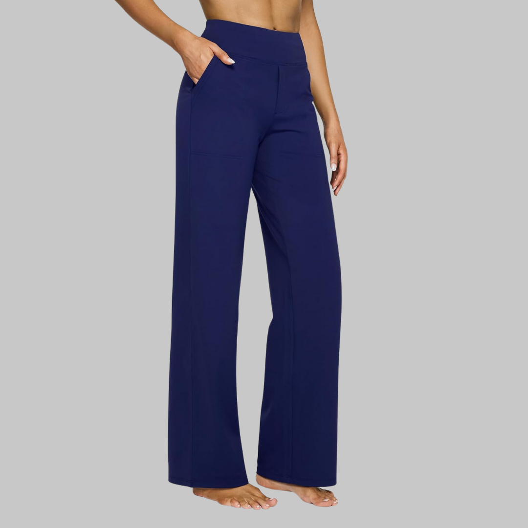 Pantalon bleu marine vu de trois quarts, porté par une femme pieds nus, une main dans la poche latérale. 12