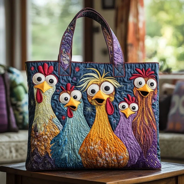 Sac cabas matelassé bleu orné de cinq poules colorées aux grands yeux, posé sur une table en bois dans un salon. 1