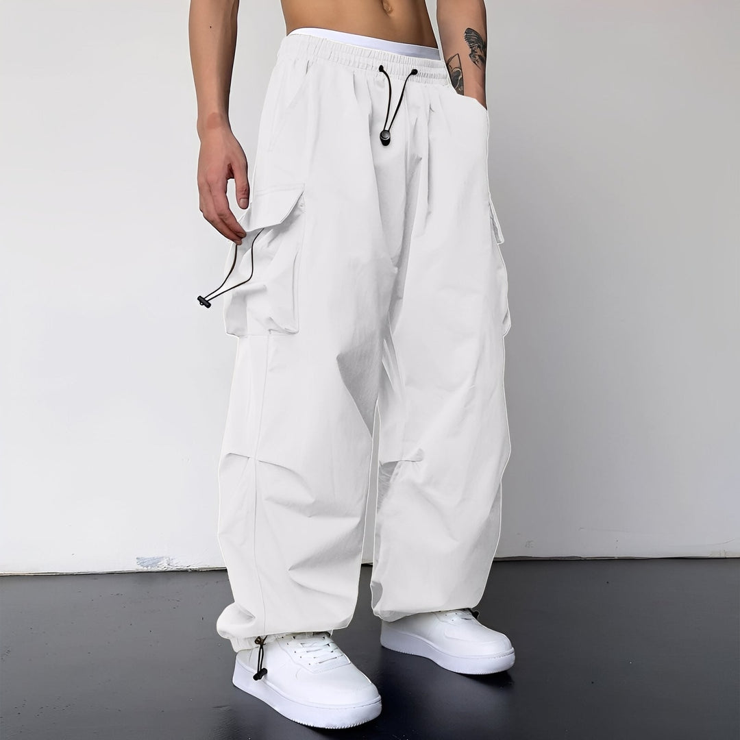 Version blanche du pantalon cargo baggy, portée de trois quarts avec baskets blanches 4