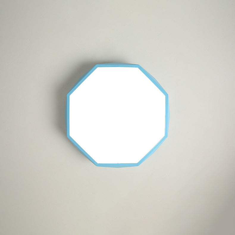 Plafonnier octogonal bleu vu de dessous, diffuseur blanc lumineux, sur plafond gris clair 6