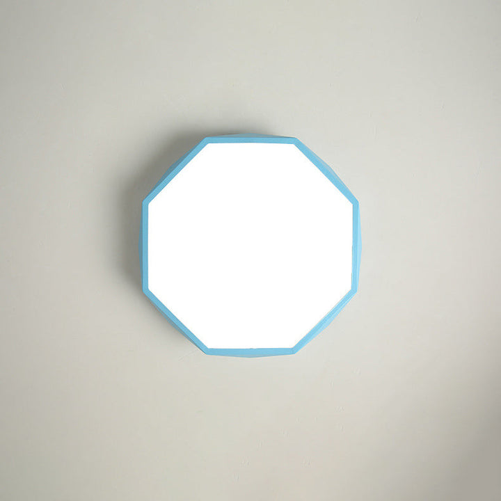 Plafonnier octogonal bleu vu de dessous, diffuseur blanc lumineux, sur plafond gris clair 6