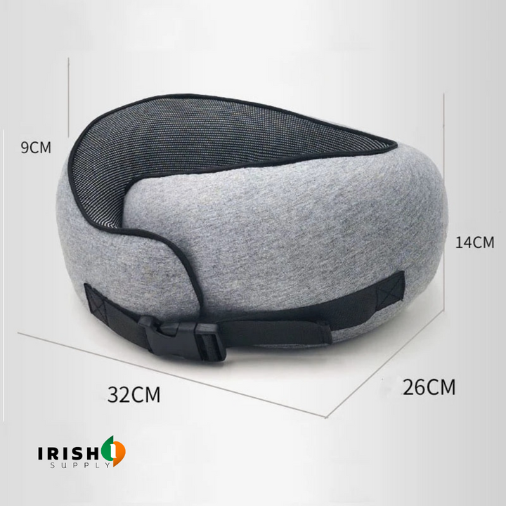 Oreiller gris avec sangle à boucle noire, présenté avec ses dimensions en centimètres en hauteur, largeur et profondeur. 9