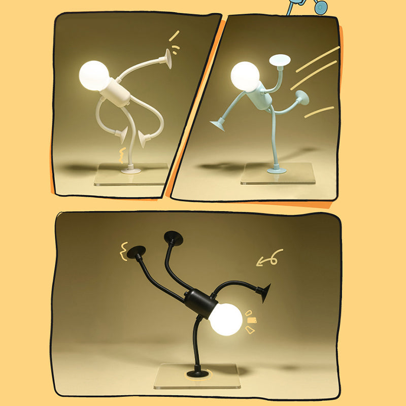 Trois veilleuses en forme de bonhomme, blanche, bleue et noire, en pleine acrobatie sur un socle transparent, illustrées en style bande dessinée. 1