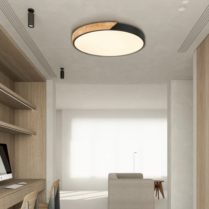 Plafonnier à coque noire et bois clair allumé dans un bureau lumineux aux boiseries claires 7