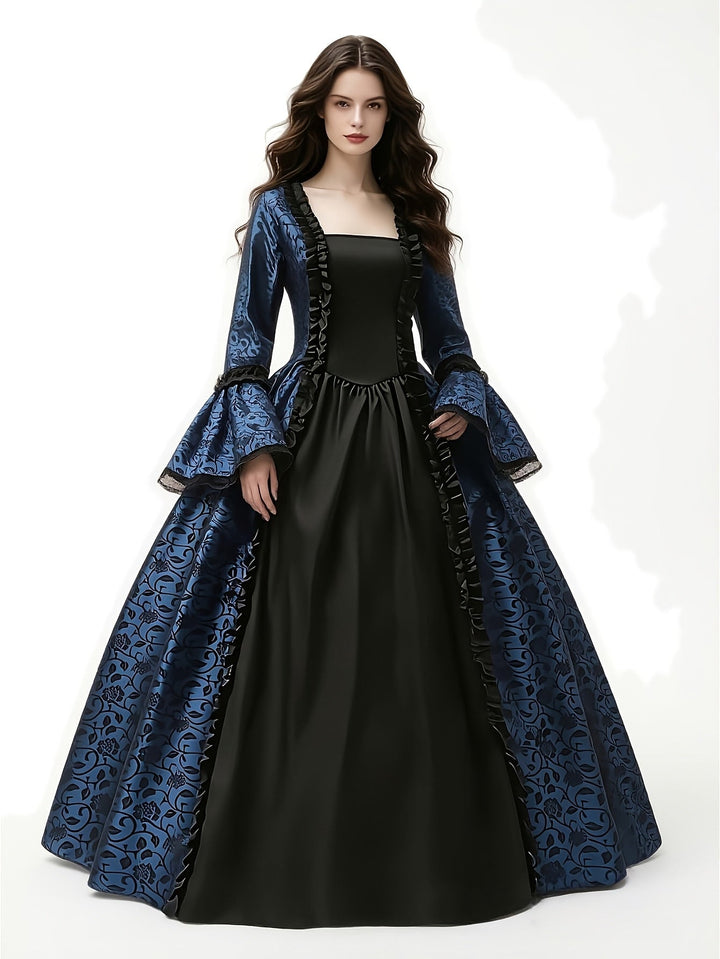 Robe bleue à motifs floraux, corsage noir à volants et manches évasées bordées de dentelle, portée sur fond clair. 3