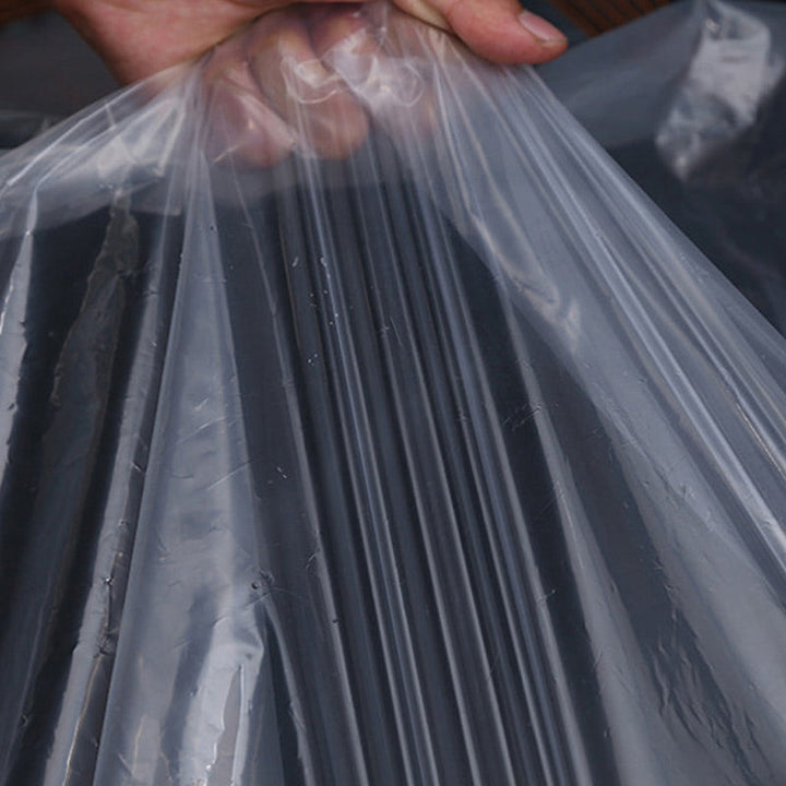 Film plastique transparent froissé tenu à la main, montrant sa souplesse et son épaisseur. 6