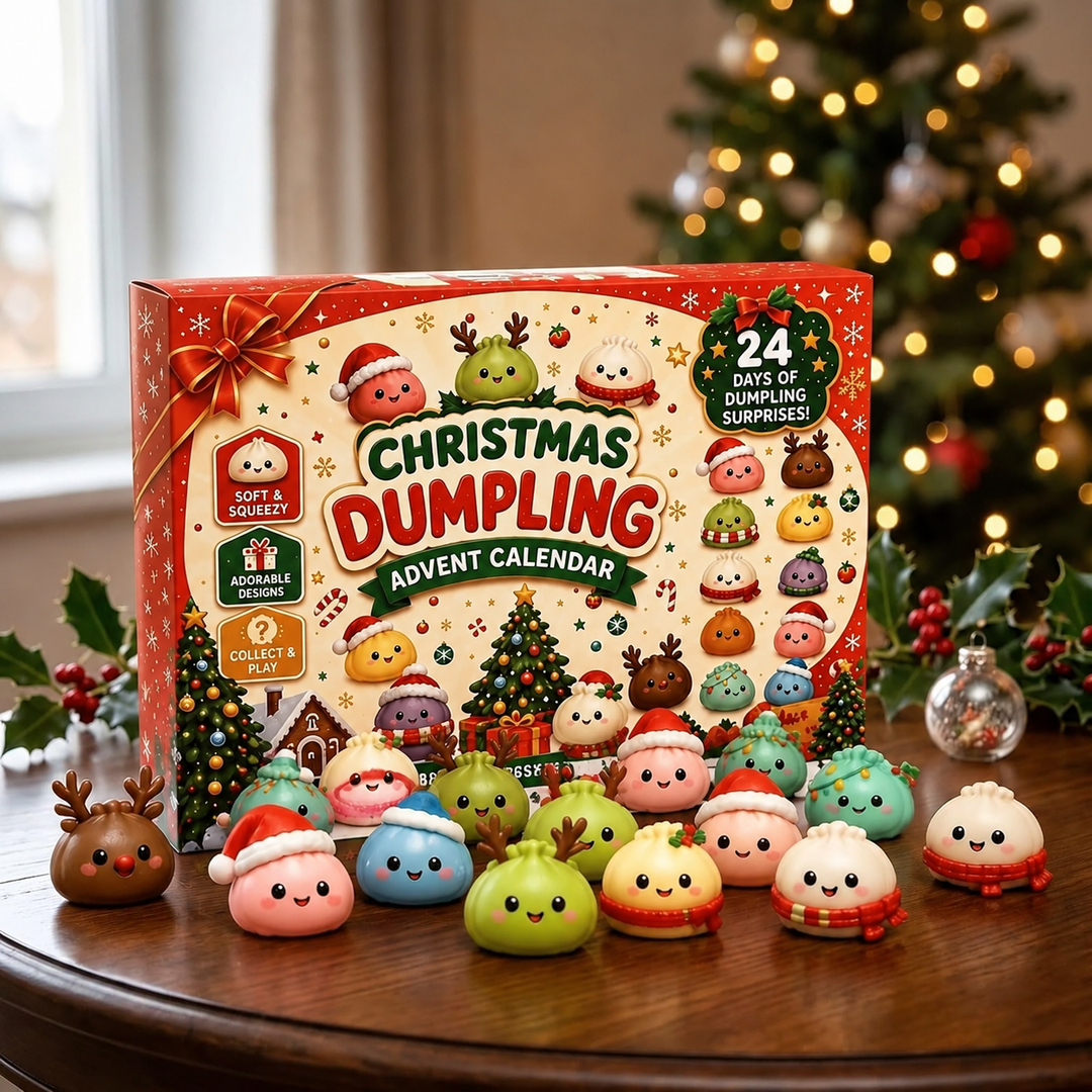 Boîte rouge festive posée sur une table en bois, entourée de petites figurines souriantes colorées, sapin illuminé derrière 1