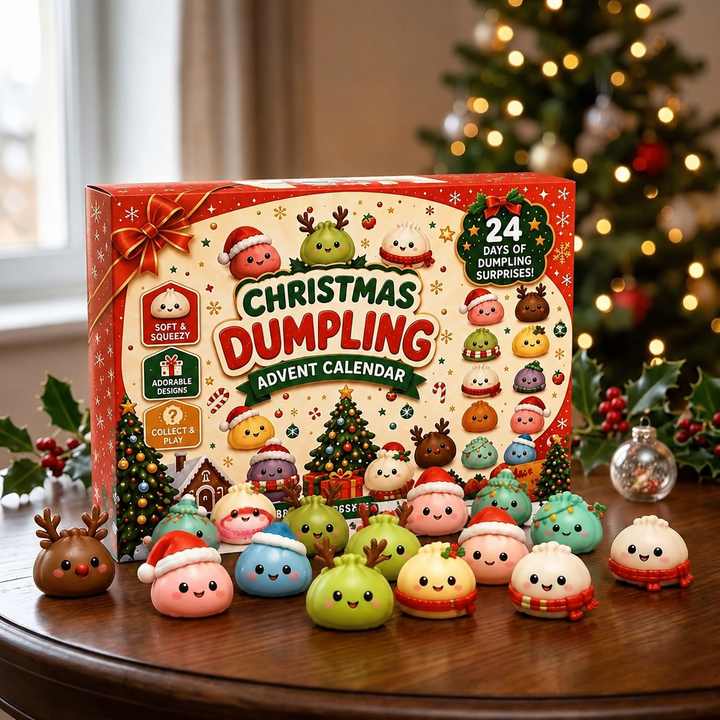 Boîte rouge festive posée sur une table en bois, entourée de petites figurines souriantes colorées, sapin illuminé derrière 1