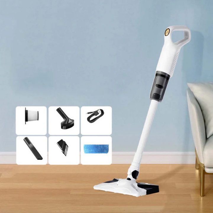 Aspirateur balais debout sur un parquet devant un mur bleu, avec six accessoires : filtre, brosses, câble de charge et lingette. 5