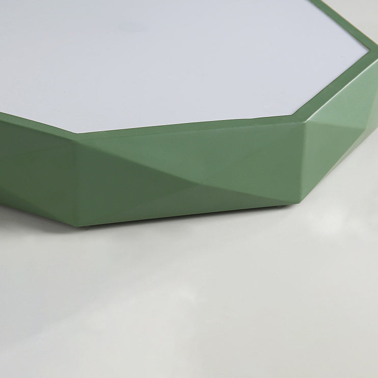 Gros plan sur le flanc vert à facettes triangulaires et le bord du diffuseur 17