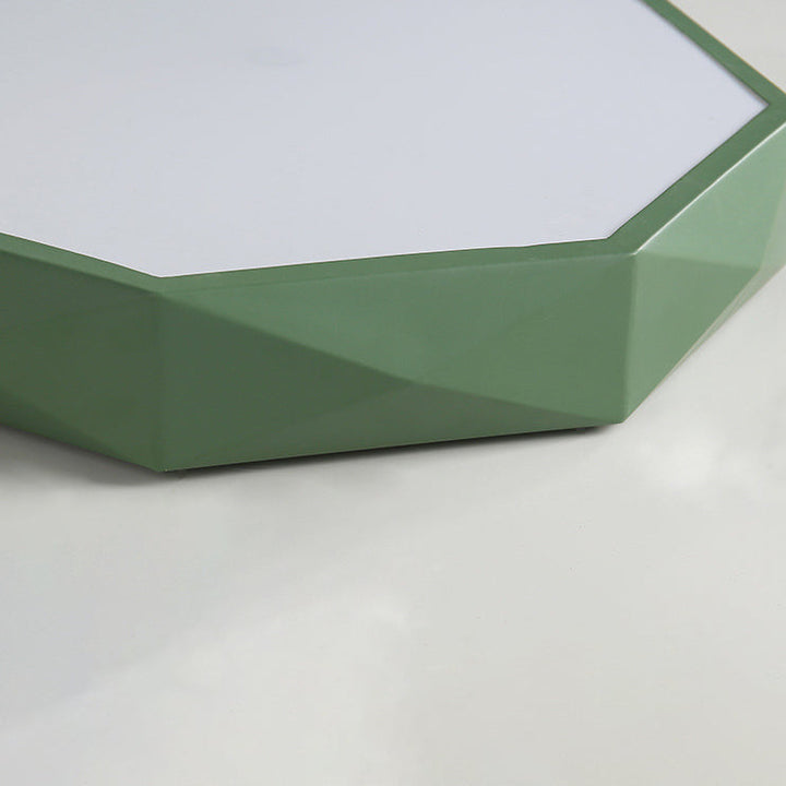 Gros plan sur le flanc vert à facettes triangulaires et le bord du diffuseur 17