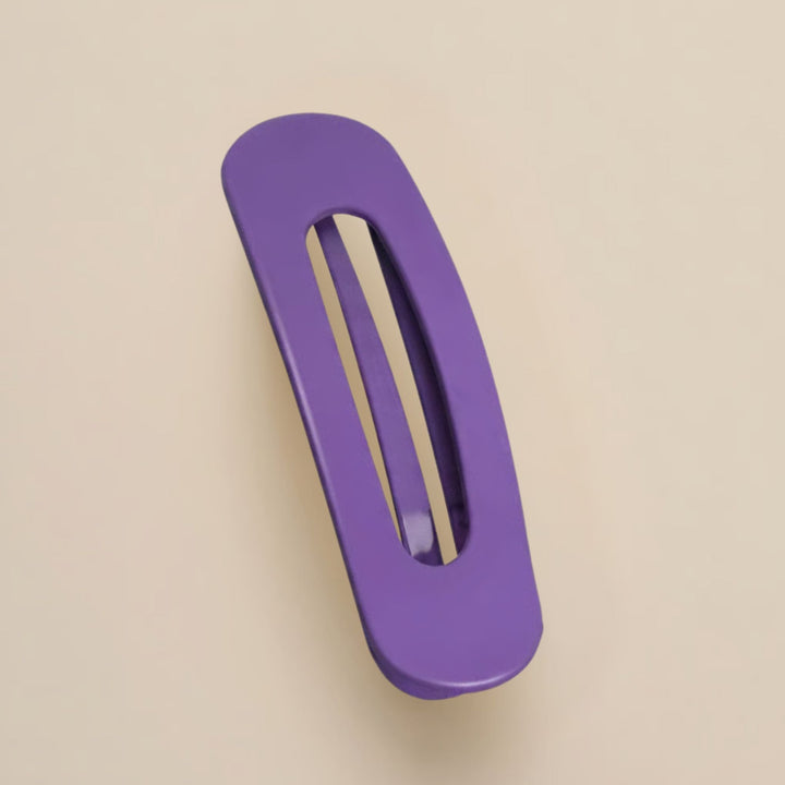 Barrette plate violette mate à fente centrale, vue de dessus sur fond beige 11