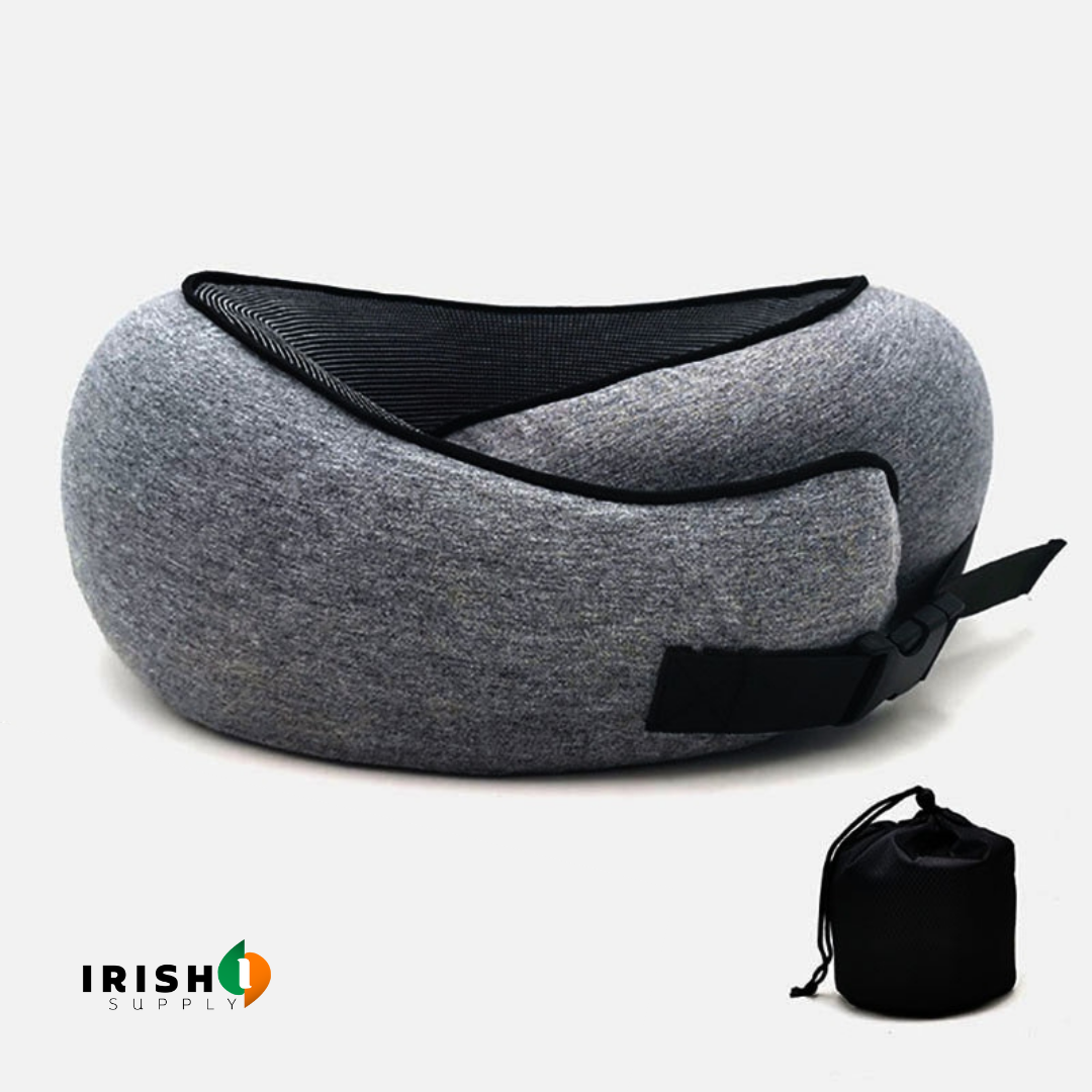 Oreiller gris vu de côté, sangle noire à boucle bien visible, avec sa petite pochette de rangement noire au coin. 10