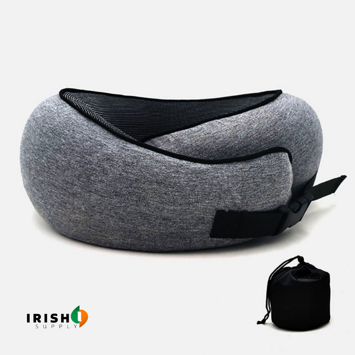 Oreiller gris vu de côté, sangle noire à boucle bien visible, avec sa petite pochette de rangement noire au coin. 10