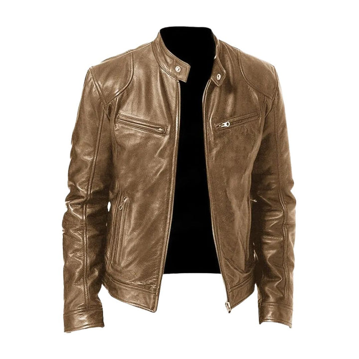 Même veste en cuir coloris marron clair, présentée ouverte avec son col montant à pression et ses poches zippées. 3