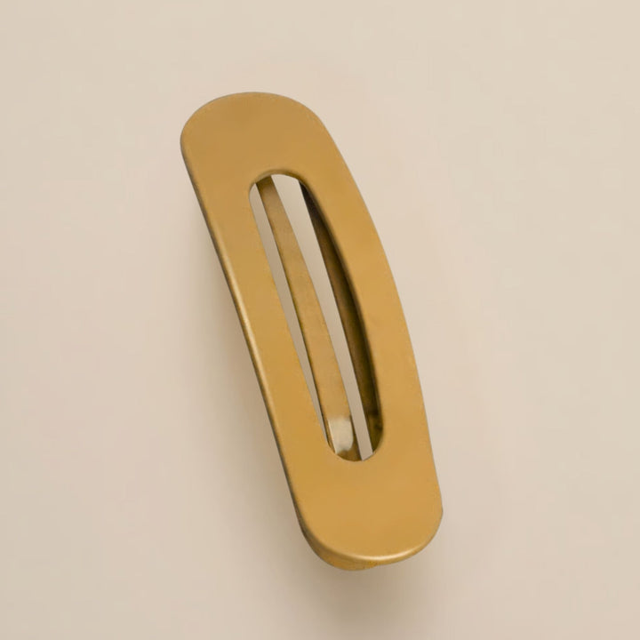 Barrette plate moutarde mate à fente centrale, vue de dessus sur fond beige 12