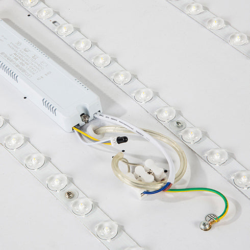 Gros plan sur l'intérieur : bandes de LED, boîtier d'alimentation et câblage 18