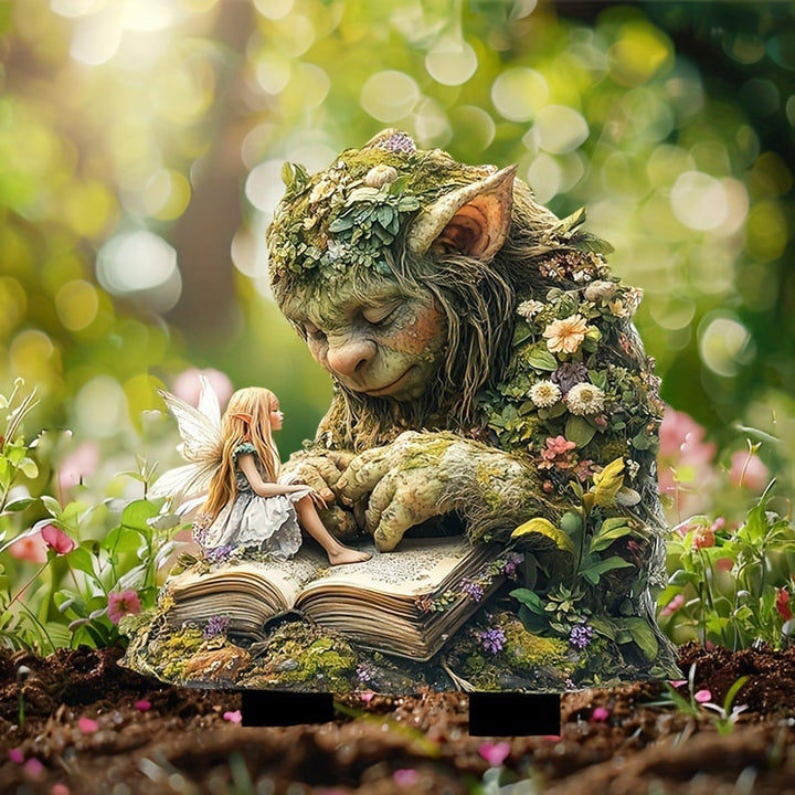 Tuteur du troll endormi et de la petite fée sur son livre, planté dans la terre au milieu de fleurs roses. 10