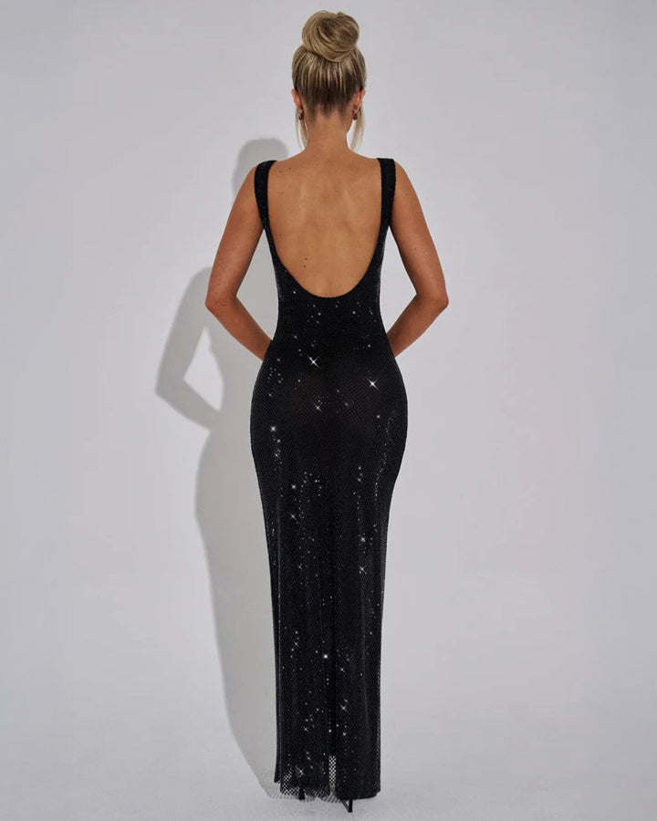 Mannequin de dos portant la robe longue noire scintillante, dos nu profond et coupe ajustée jusqu'aux pieds. 12