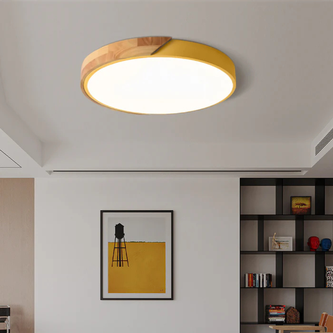 Plafonnier à coque jaune et bois clair allumé dans un salon avec étagère noire 4