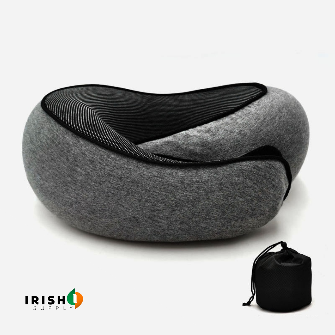 Oreiller gris foncé, ouverture rayée noire sur le dessus, avec la pochette noire à cordon posée à droite. 11