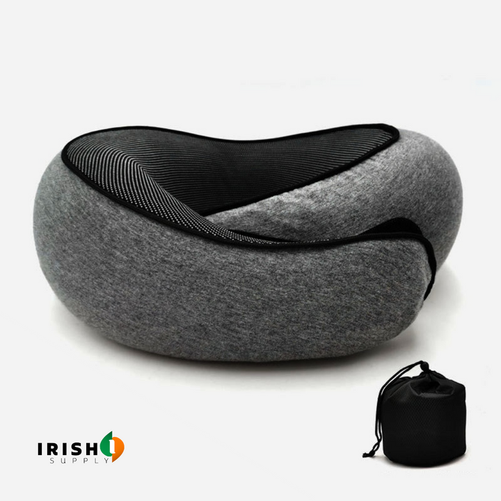 Oreiller gris foncé, ouverture rayée noire sur le dessus, avec la pochette noire à cordon posée à droite. 11
