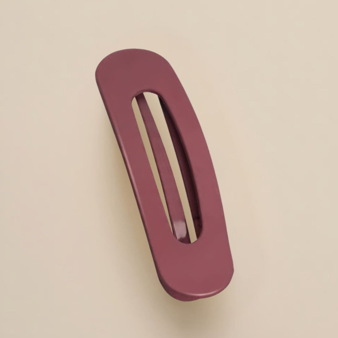 Barrette plate bordeaux mate à fente centrale, vue de dessus sur fond beige 13