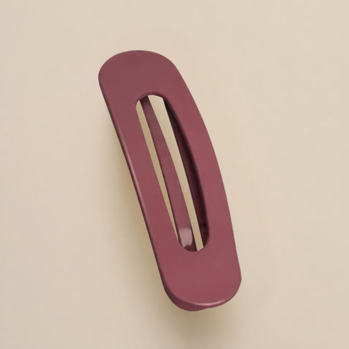 Barrette plate bordeaux mate à fente centrale, vue de dessus sur fond beige 13