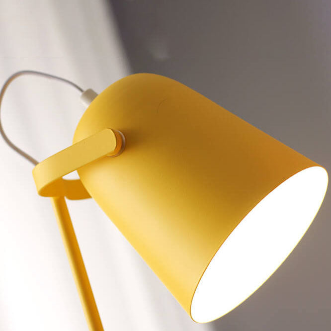 Gros plan sur l'abat-jour jaune en forme de seau, l'intérieur blanc éclairé et le bras de fixation. 2