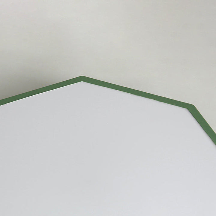 Gros plan sur l'angle du diffuseur blanc avec son fin liseré vert 19