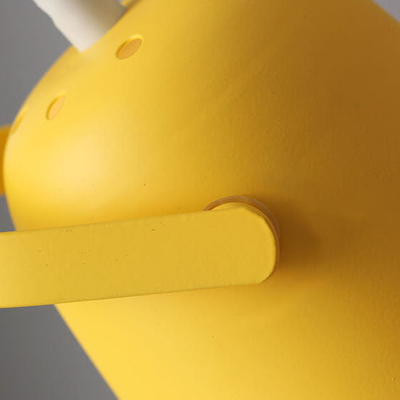 Détail du dessus de l'abat-jour jaune mat avec petits trous d'aération et bras d'articulation cylindrique. 3