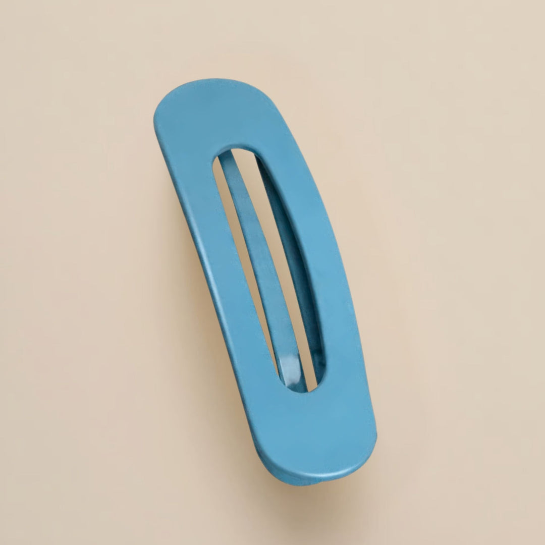 Barrette plate bleu ciel mate à fente centrale, vue de dessus sur fond beige 14