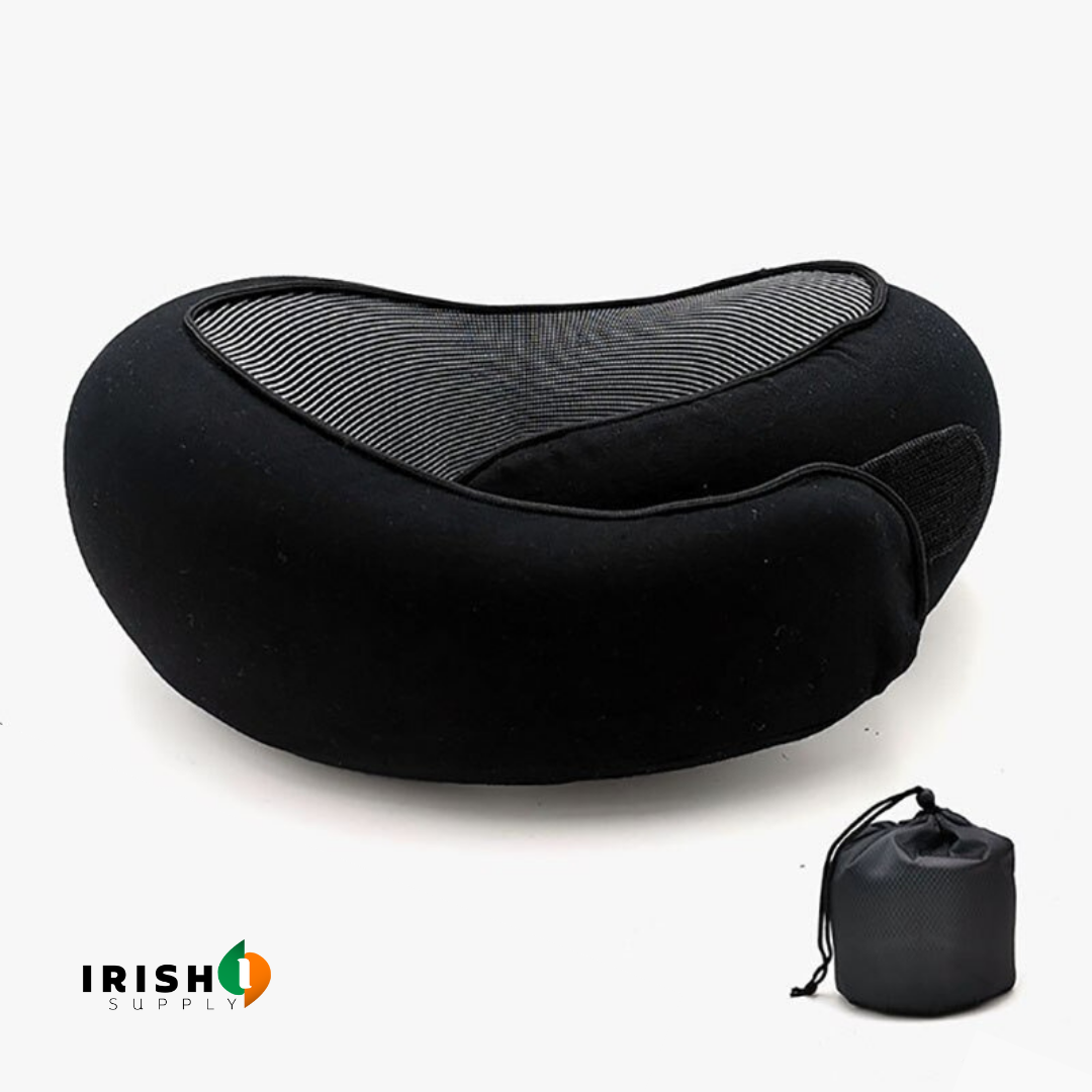 Oreiller noir à doublure rayée grise et fermeture autoagrippante, présenté avec sa pochette de rangement noire à cordon. 14