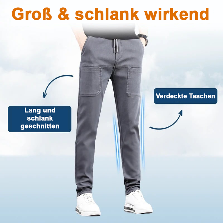 Pantalon gris porté de face, avec des flèches indiquant la coupe longue et les poches discrètes 19
