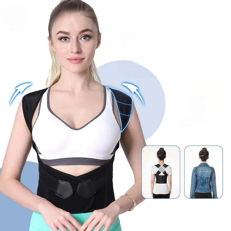 Femme de face portant le correcteur sous un haut de sport, avec flèches sur les épaules et vignettes sous une veste. 6