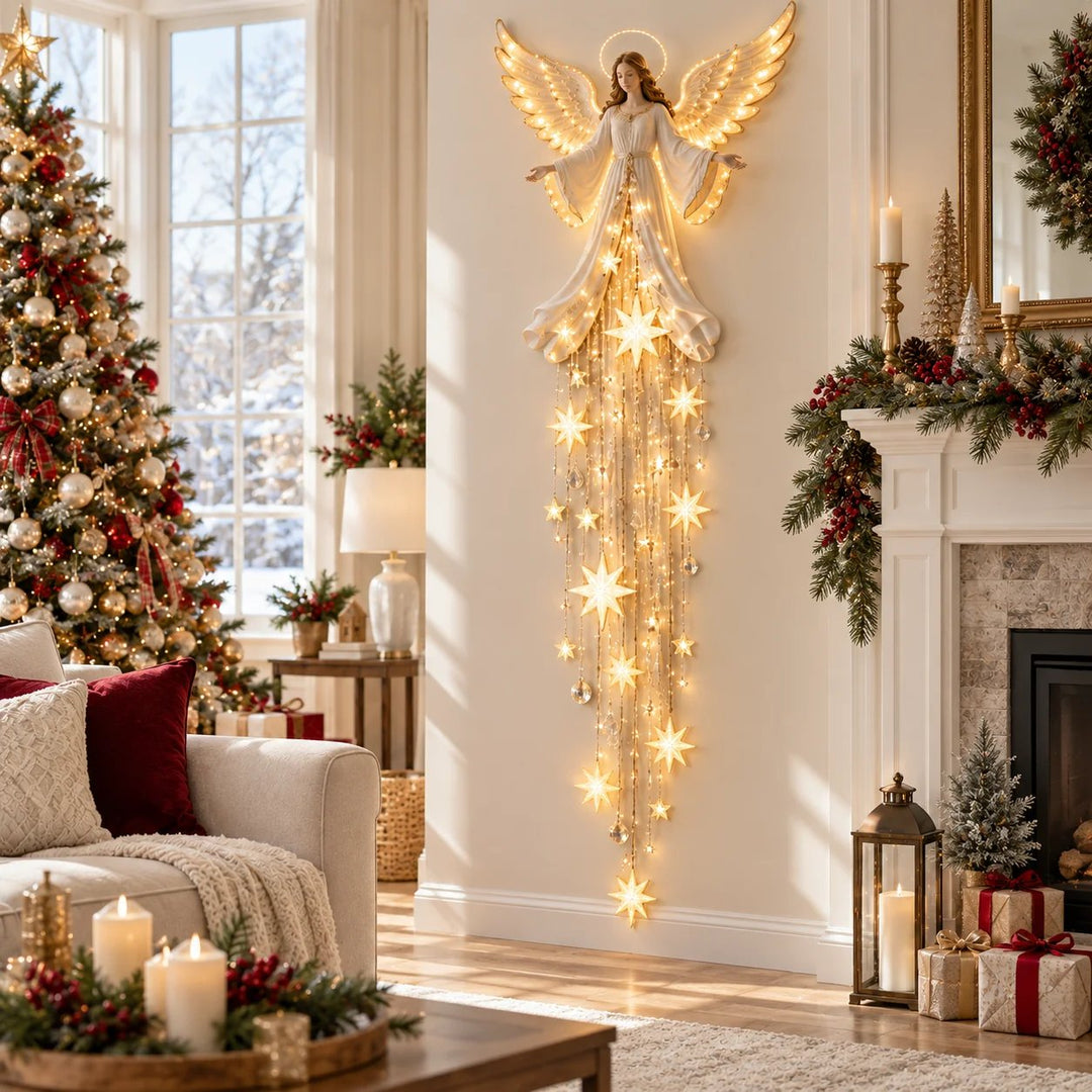 Ange lumineux et sa cascade d'étoiles sur un mur de salon, entre le sapin décoré et la cheminée ornée de branches de houx. 3
