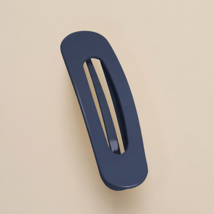 Barrette plate bleu marine mate à fente centrale, vue de dessus sur fond beige 15