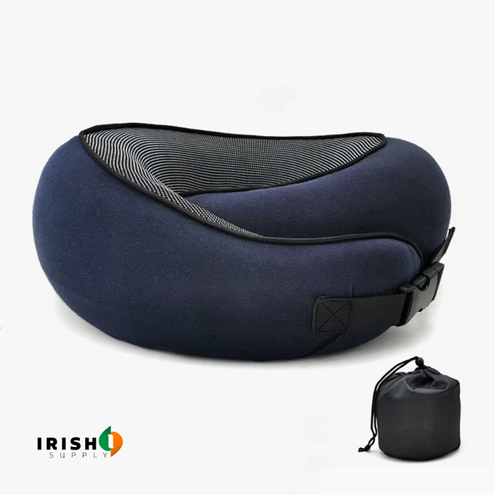 Oreiller bleu marine avec sangle à boucle noire et doublure rayée, accompagné de sa pochette de rangement noire. 12
