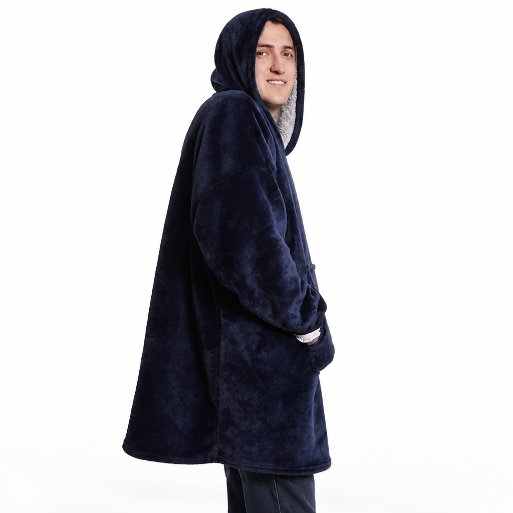 Homme souriant de profil portant la version bleu marine, capuche relevée, une main glissée dans la poche avant. 3