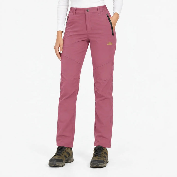 Pantalon vieux rose porté de face par une mannequin avec haut blanc 17