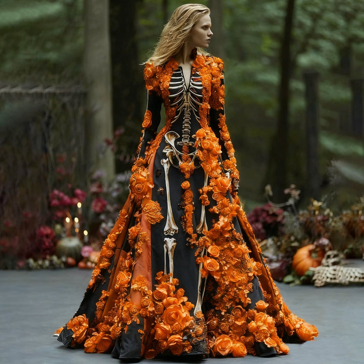 Femme en forêt portant la robe noire à motif de squelette, ornée de roses en relief orange, citrouilles en arrière-plan. 1