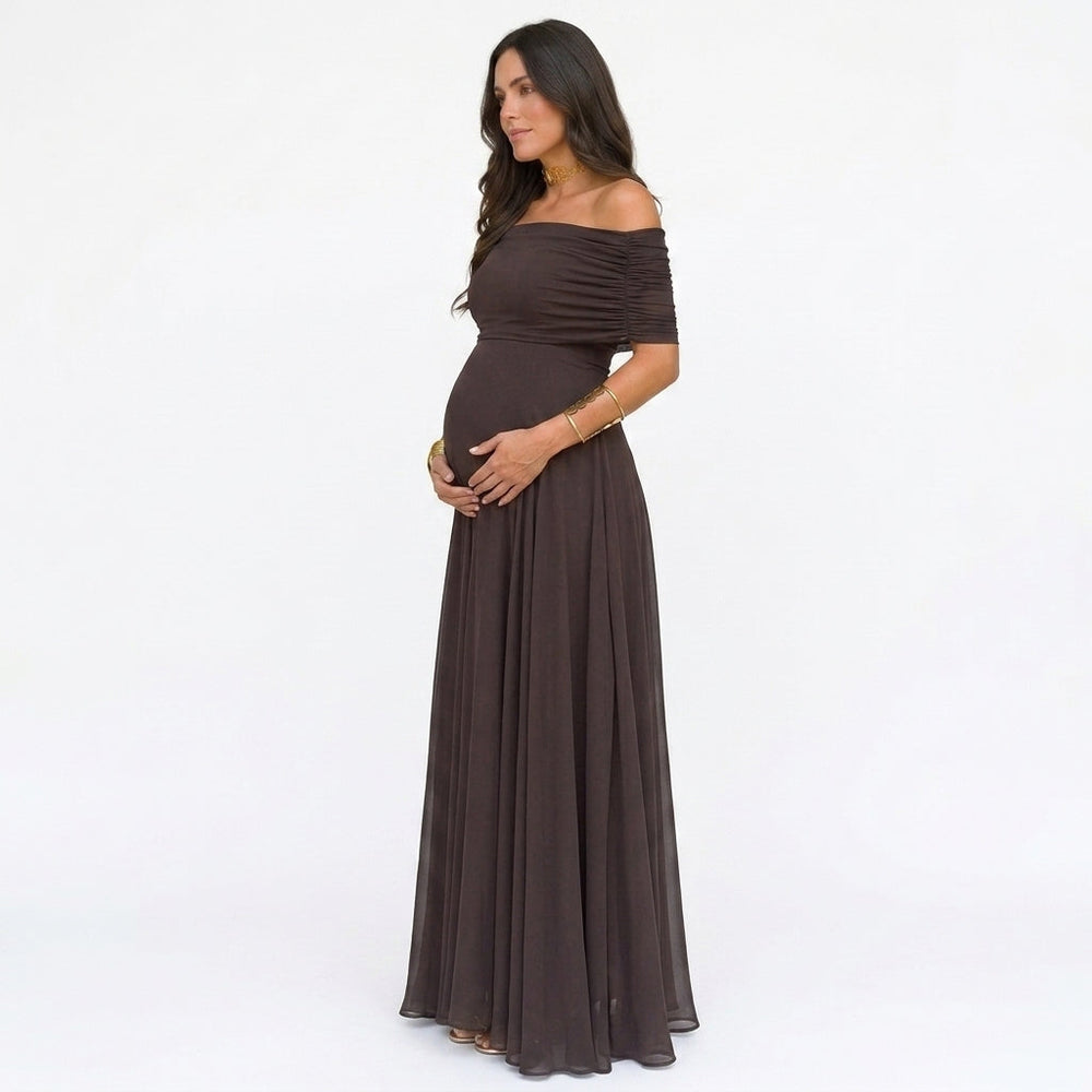 Vue de profil de la robe brune en voile, jupe fluide et manches froncées sur le ventre arrondi 2