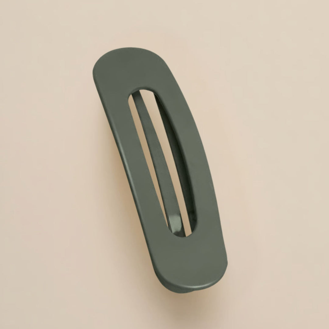 Barrette plate vert kaki mate à fente centrale, vue de dessus sur fond beige 16