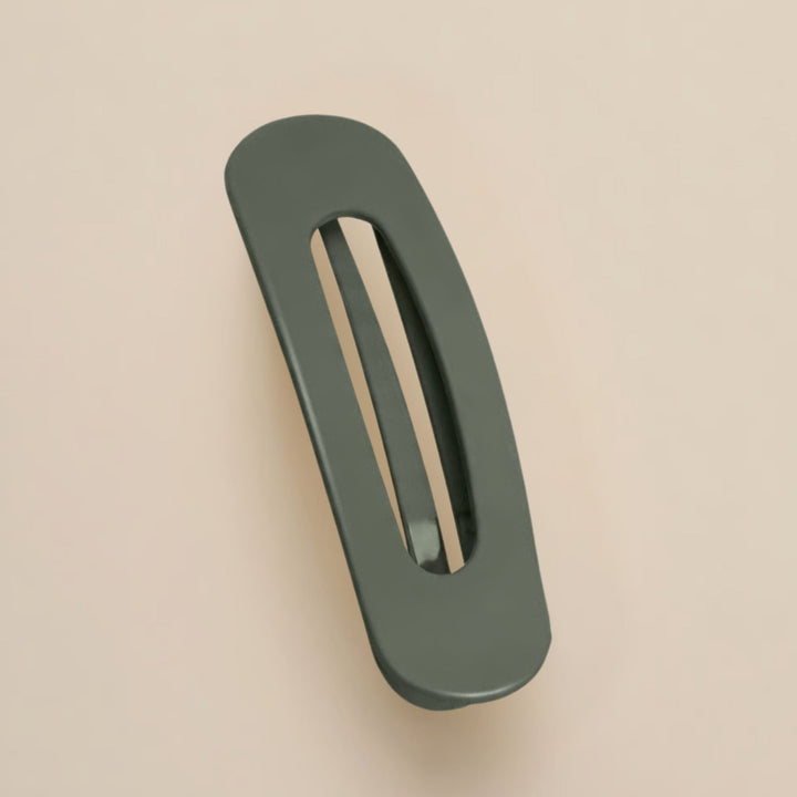 Barrette plate vert kaki mate à fente centrale, vue de dessus sur fond beige 16