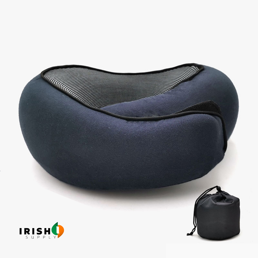 Oreiller bleu marine vu sans la sangle, ouverture rayée visible sur le dessus, avec la pochette noire à cordon. 13
